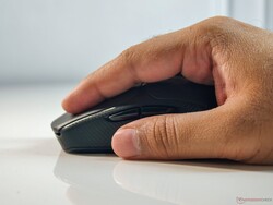 L'HyperX Pulsefire Fuse Wireless s'adapte aux styles de prise en main de la paume et de la griffe