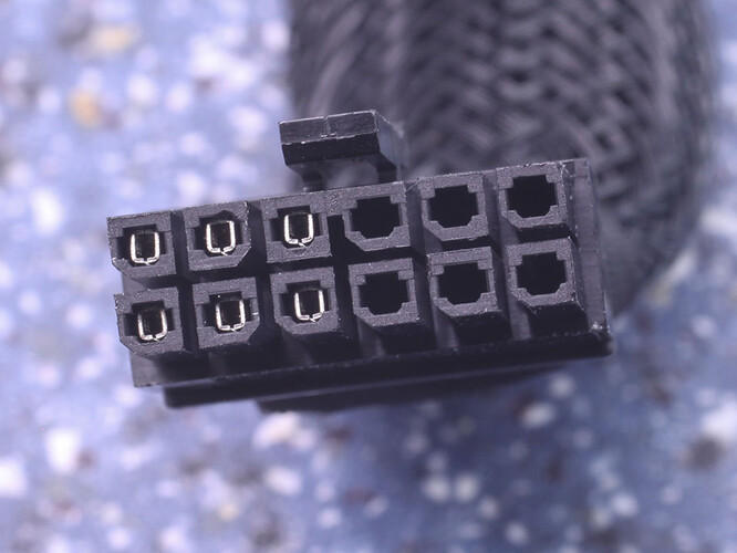 Le RTX 3070 Founders Edition n'a pas besoin des 12 broches de son connecteur d'alimentation. (Source de l'image : TechPowerUp)