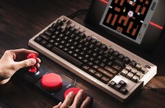 8BitDo inclut ses Dual Super Buttons et Super Stick dans les commandes de l&#039;édition C64. (Source de l&#039;image : 8BitDo)