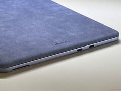 À droite : 2x USB-C 3.2 Gen.2 (10 Gbit/s, DisplayPort 1.4a, Power Delivery)