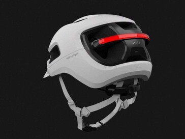 Le casque fait également office de clignotant.