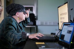 Un patient suit une formation après avoir reçu l'implant oculaire électronique PRIMA (Source : Moorfields Eye Hospital)