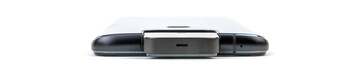Vue de l'Asus ZenFone 6 à plat avec l'appareil photo sorti.