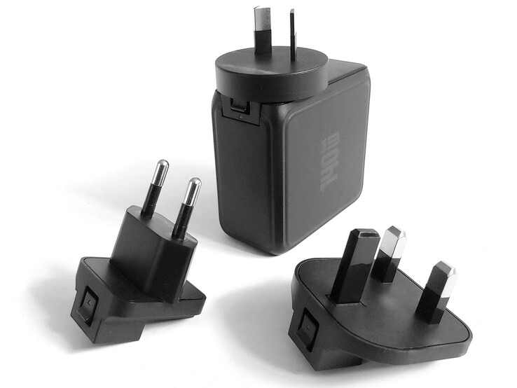 Les adaptateurs de prise CA se glissent sur le chargeur.