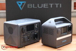 A gauche : Bluetti EB3A ; A droite : Anker 521 ; arrière : PV200