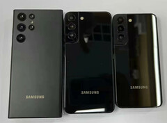 Les modèles Galaxy S22 Note, Galaxy S22 Plus et Galaxy S22 de gauche à droite. (Image source : @heyitsyogesh)