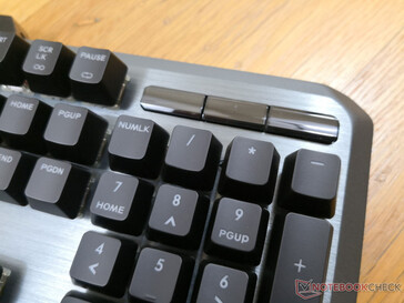 Les trois boutons brillants s'activent uniquement lorsque le clavier est sous tension