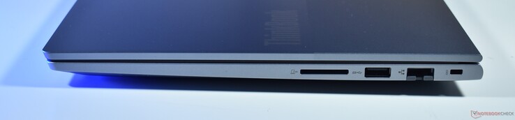 à droite : lecteur de carte SD, port USB-A 3.2 Gen 1, port Ethernet RJ45, emplacement pour verrou Kensington