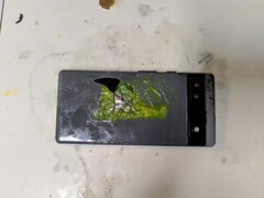 Au moins deux Pixel 6a ont pris feu au cours du mois dernier. (Source de l'image : utilisateur Reddit u/zaliver)