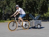 Le Roland PAXXTER e est une remorque de vélo assistée par deux moteurs de 125W. (Source de l'image : Roland)