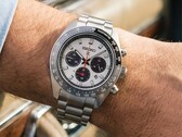 La Prospex Speedtimer Solar HBJ001 avec un cadran argenté et des compteurs noirs portée au poignet, dotée d’une lunette tachymétrique noire et d’un bracelet en acier inoxydable.