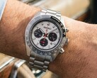 La Prospex Speedtimer Solar HBJ001 avec un cadran argenté et des compteurs noirs portée au poignet, dotée d’une lunette tachymétrique noire et d’un bracelet en acier inoxydable.