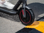 Le Xiaomi Electric Scooter 4 Pro est équipé de pneus de 10 pouces et peut transporter des charges allant jusqu'à 120 kg. (Image source : Xiaomi)