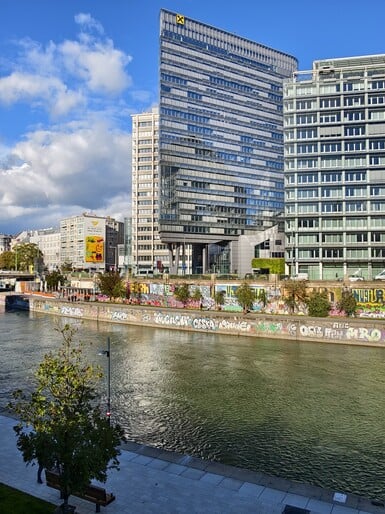 Recadrage du capteur Vivo de 28 mm à partir d'un angle ultra large.