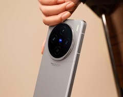 Le Vivo X100s est doté d&#039;un appareil photo quadruple rond portant le logo Zeiss. (Image : GSMarena)