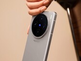 Le Vivo X100s est doté d'un appareil photo quadruple rond portant le logo Zeiss. (Image : GSMarena)