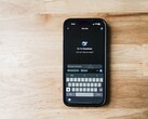 Smartphone affichant l'application DeepSeek à l'écran