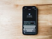 Smartphone affichant l'application DeepSeek à l'écran