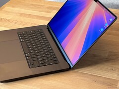 La gamme MacBook Pro de la génération actuelle est dotée d'un mini-écran LED et d'un design assez imposant par rapport aux standards de Apple.