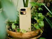 Le Realme 16 Pro Plus est doté d'un module photo réfléchissant et d'une sensation particulière au dos.
