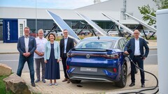 Les dirigeants de VW devant le nouveau pack de charge. (Source : Volkswagen)