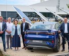 Les dirigeants de VW devant le nouveau pack de charge. (Source : Volkswagen)