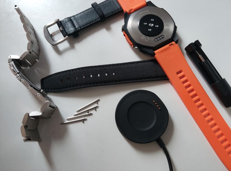 Dans la boîte : 3 bracelets différents ; outils ; câble de chargement USB magnétique ; documentation imprimée