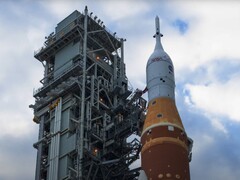 Artemis II avec le logo de l'ESA et celui de la NASA (Source ESA via YouTube)