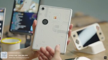 Le prototype fonctionnel de l'Ayaneo Gaming Pad est doté d'une seule caméra arrière au lieu de deux comme indiqué dans les rendus précédents. (Source de l'image : Ayaneo)