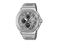 La Casio GMC-B2100ADS-1A semble avoir une construction en plusieurs parties avec des transitions visibles entre la lunette, le milieu du boîtier et le fond du boîtier.