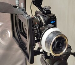 La caméra GoPro Mission 1 Pro ILS avec un objectif Laowa 17mm T1.9 MFT Cine, monté dans une cage Small Rig avec follow focus et matte box.