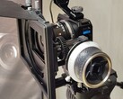 La caméra GoPro Mission 1 Pro ILS avec un objectif Laowa 17mm T1.9 MFT Cine, monté dans une cage Small Rig avec follow focus et matte box.
