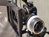 La caméra GoPro Mission 1 Pro ILS avec un objectif Laowa 17mm T1.9 MFT Cine, monté dans une cage Small Rig avec follow focus et matte box.