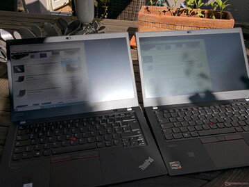 En extérieur (au soleil ; UHD P14s à gauche, FHD P14s à droite)