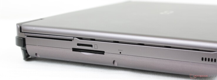 A gauche : lecteur MicroSD, lecteur SD