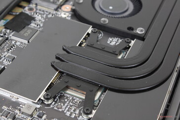 Les modules LPDDR5 soudés se trouvent sous le couvercle en aluminium adjacent au CPU