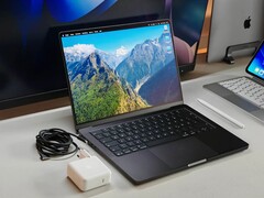 Le prochain MacBook Pro OLED pourrait être nettement plus léger, mais certains fans craignent des compromis sur l’autonomie, le refroidissement et les ports.