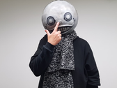 Une photo du créateur de Nier, Yoko Taro, portant son masque