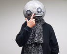 Une photo du créateur de Nier, Yoko Taro, portant son masque