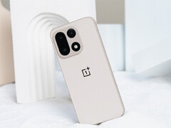 Les échantillons d&#039;appareil photo nouvellement partagés montrent les capteurs primaires et le téléobjectif en action. Photo : le dos du OnePlus 15 (Source : OnePlus)