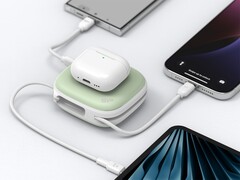 La banque d&#039;énergie Silicon Power MP10 chargeant quatre appareils. (Source de l&#039;image : Silicon Power)