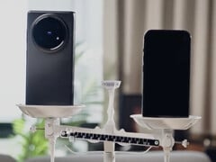 Vivo a annoncé que le X Fold5 pèserait moins lourd qu&#039;un iPhone populaire mais non spécifié. (Source de l&#039;image : Vivo)