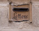 Fente en pierre pour le courrier, avec le mot « Letters » gravé dans un mur