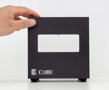 Panneau arrière amovible de l'ITG Cube mettant en évidence la conception du boîtier en deux parties imprimées en 3D