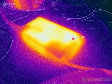 L'adaptateur CA atteint plus de 42°C lorsque les charges sont élevées