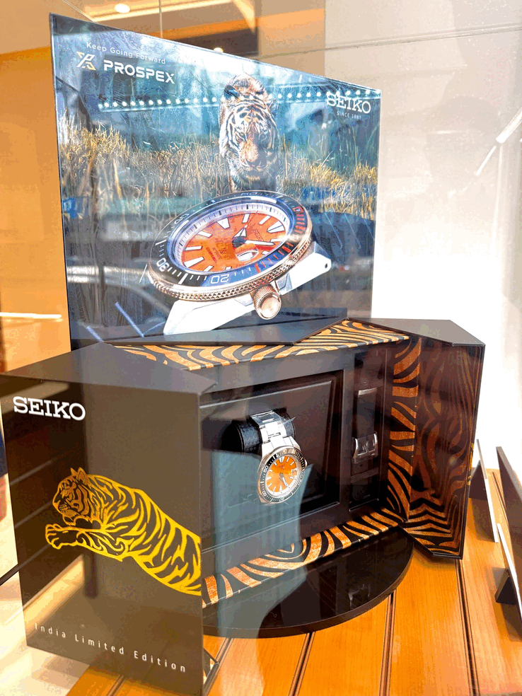 La Seiko Prospex HBB005K1 est présentée dans son coffret sur le thème du tigre, orné de rayures orange et noires rappelant celles d’un tigre, et dotée d’un bracelet en silicone noir.