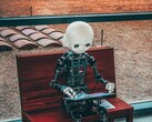 Un robot humanoïde assis