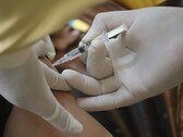  Une personne recevant une injection dans le bras (Image source : Mufid Majnun via Unsplash ; recadré)