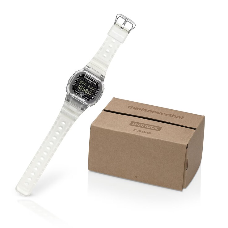 L'emballage personnalisé de la G-Shock DW-5600TNT-7 est présenté à côté de la montre.