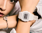Sur la photo - la nouvelle Casio G-Shock DW-5600WW-7PR au poignet de Kyoka.